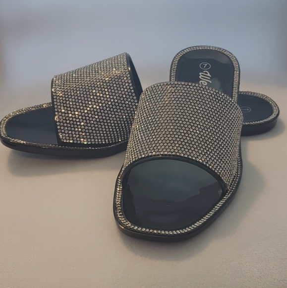 *NWT* Rhinestone Sandal - Picture 3 of 7